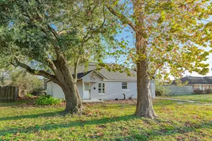 711 W Kyle Rd, Clute, TX 77531 - Photo 2