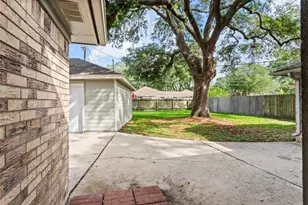 707 Briargrove Dr, Alvin, TX 77511 - Photo 20
