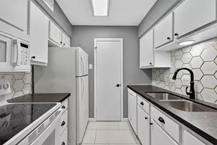 7555 Katy Fwy, Houston, TX 77024 - Photo 12