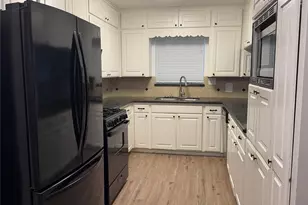 211 Van Winkle St, Lake Jackson, TX 77566 - Photo 2