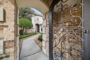 2831 North Cotswold Manor Drive, Houston, TX 77339 - Photo 2