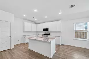 2115 Spring Hollow Dr, Baytown, TX 77521 - Photo 6