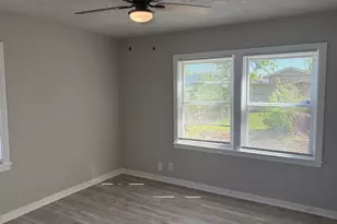 5962 Belarbor St, Houston, TX 77033 - Photo 14