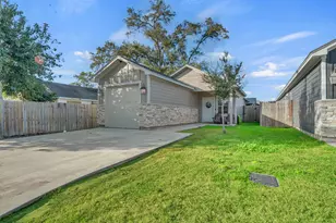 320 W Live Oak St, Angleton, TX 77515 - Photo 1