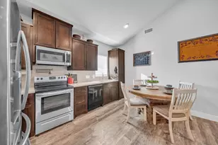 320 W Live Oak St, Angleton, TX 77515 - Photo 8