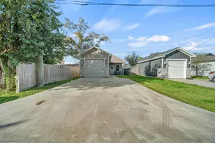 320 W Live Oak St, Angleton, TX 77515 - Photo 4