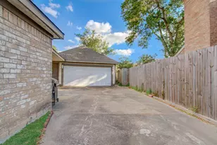 11427 Highgrove Dr, Houston, TX 77077 - Photo 36