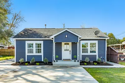 1614 Avenue F, Danbury, TX 77534 - Photo 1