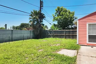 1221 Bayou Shore Dr, Galveston, TX 77551 - Photo 14
