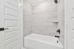 18610 Martinique Dr, Houston, TX 77058 - Photo 32