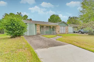 128 Forest Oaks Ln, Lake Jackson, TX 77566 - Photo 2