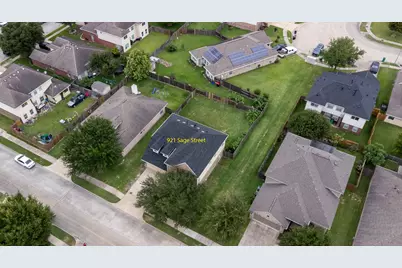 921 Sage Street, Baytown, TX 77521 - Photo 4