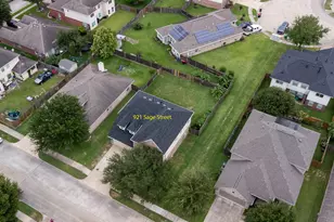 921 Sage St, Baytown, TX 77521 - Photo 4