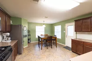 921 Sage St, Baytown, TX 77521 - Photo 10