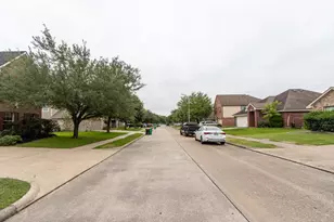 921 Sage St, Baytown, TX 77521 - Photo 38
