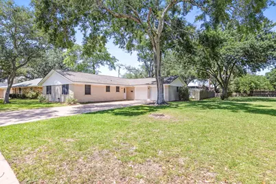 3010 Lamar Circle, El Campo, TX 77437 - Photo 2