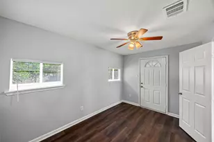 7614 Darnay Dr Dr, Houston, TX 77033 - Photo 10