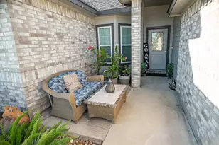 513 Yorktown Ave, Clute, TX 77531 - Photo 2