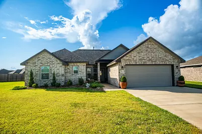 513 Yorktown Avenue, Clute, TX 77531 - Photo 1