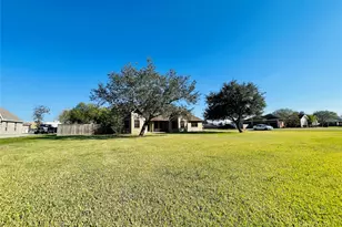 5835 Plantation Dr, Baytown, TX 77523 - Photo 2