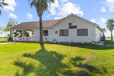 316 Marshall Johnson Avenue S, Port Lavaca, TX 77979 - Photo 2