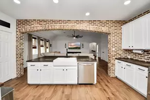 10018 Lynnwood Dr, Baytown, TX 77521 - Photo 12