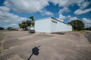 619 E Jackson St, El Campo, TX 77437 - Photo 10
