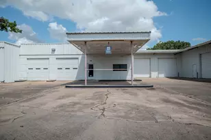 619 E Jackson St, El Campo, TX 77437 - Photo 2