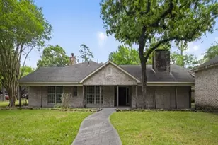6 Heritage Ct, Houston, TX 77024 - Photo 2