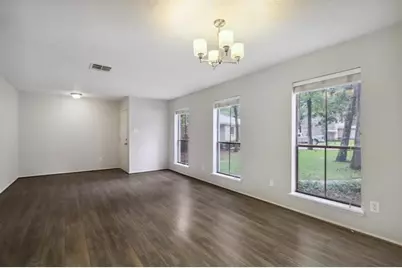 24 E Bigelow Oak Court, The Woodlands, TX 77381 - Photo 2