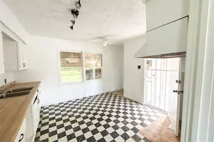 7810 Darnay Dr, Houston, TX 77033 - Photo 6