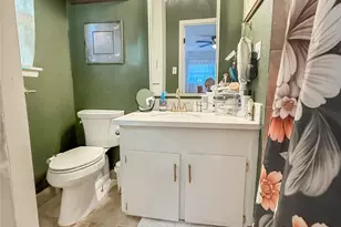 202 Pine St, Lake Jackson, TX 77566 - Photo 16