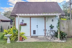 202 Pine St, Lake Jackson, TX 77566 - Photo 4