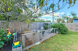 202 Pine St, Lake Jackson, TX 77566 - Photo 20