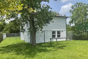 318 10th St, Dickinson, TX 77539 - Photo 12