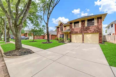 138 W New Meadows Drive, Sugar Land, TX 77479 - Photo 2