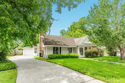 107 Mistletoe Street, Lake Jackson, TX 77566 - Photo 2