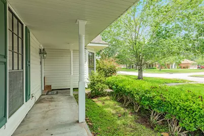 107 Mistletoe Street, Lake Jackson, TX 77566 - Photo 4