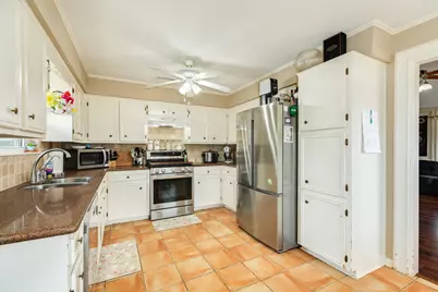 107 Mistletoe Street, Lake Jackson, TX 77566 - Photo 8
