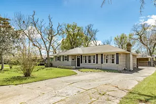 120 Palm Ln, Lake Jackson, TX 77566 - Photo 1