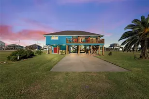 117 S Verdia Dr, Crystal Beach, TX 77650 - Photo 2