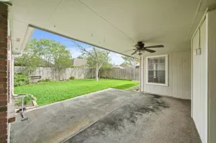 2727 N Peach Hollow Cir, Pearland, TX 77584 - Photo 16
