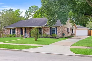 15214 St Cloud Dr, Houston, TX 77062 - Photo 2