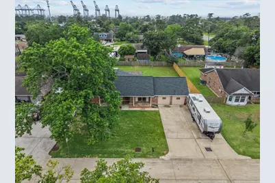 635 Meadowlawn St, La Porte, TX 77571 - Photo 2