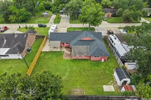 635 Meadowlawn St, La Porte, TX 77571 - Photo 4