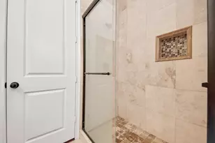 11045 Upland Forest Dr, Houston, TX 77043 - Photo 10