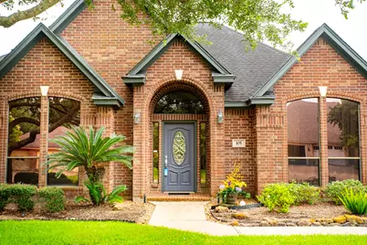 105 Indian Paintbrush, Lake Jackson, TX 77566 - Photo 2