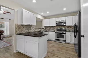 2915 Bentley Ct, Pearland, TX 77584 - Photo 2