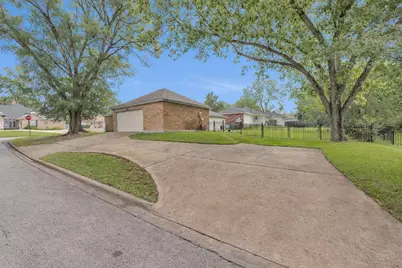 445 Augusta Drive, Huntsville, TX 77340 - Photo 2