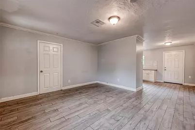 5431 Willow Glen Drive, Houston, TX 77033 - Photo 4